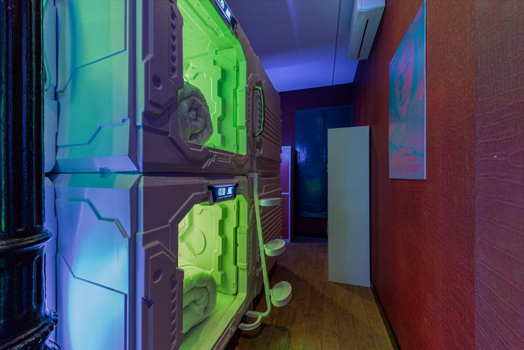 Postel nebo postele na pokoji v ubytování Art Seven Hostel Capsules