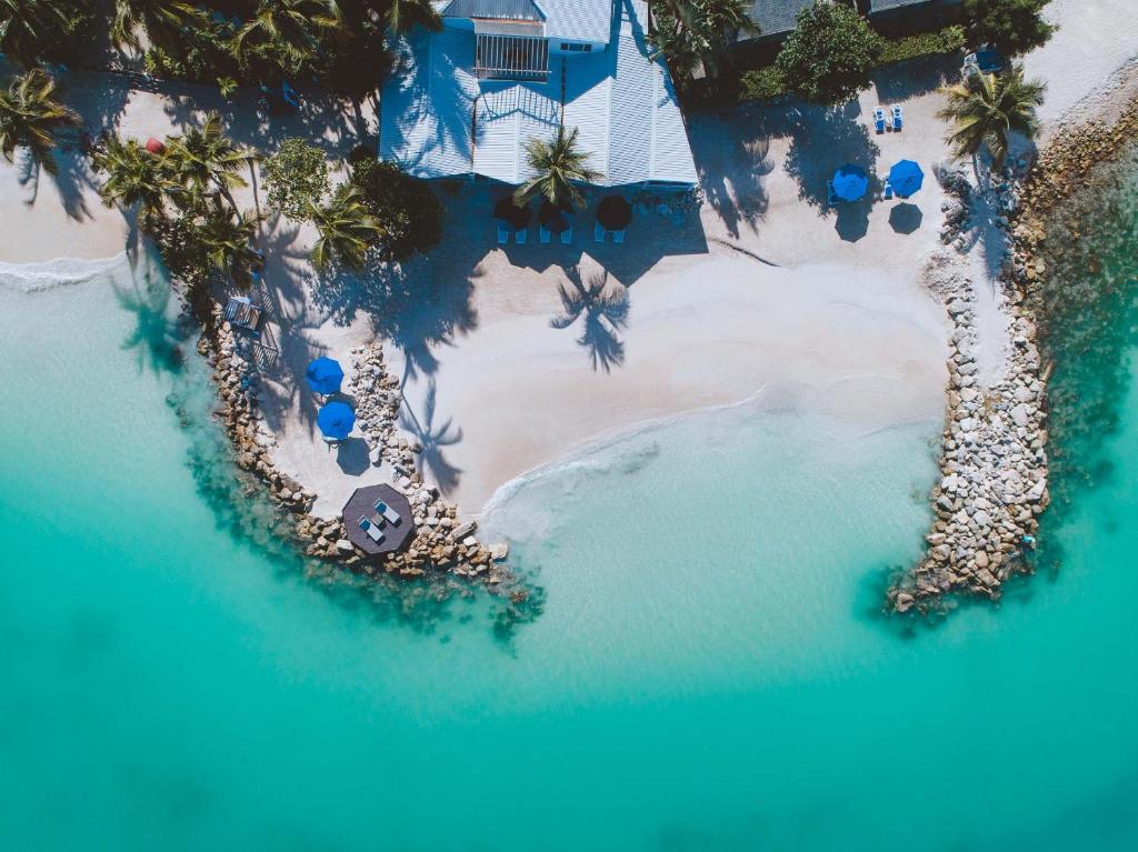 eine Luftansicht eines Resorts am Strand in der Unterkunft Siboney Beach Club in Saint Johnʼs