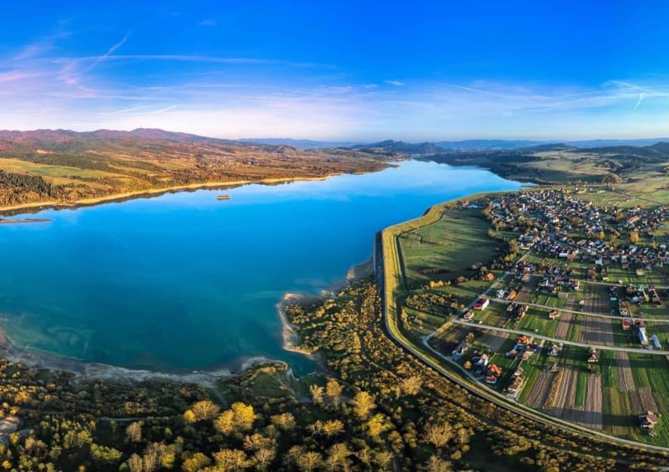 an aerial view of the shore of a lake at Domki ,,Dolina Dunajca,, in Frydman