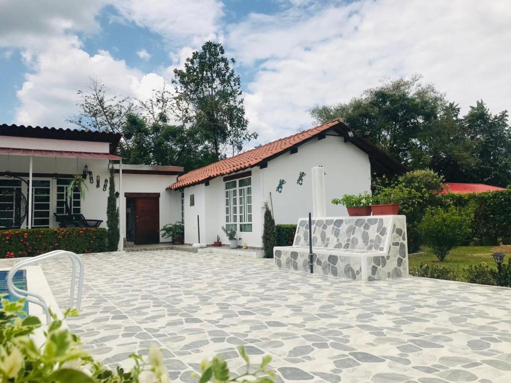 Zahrada ubytování Hermosa Casa de campo grande con aire acon,wifi,piscina,billar !villa ensueño !