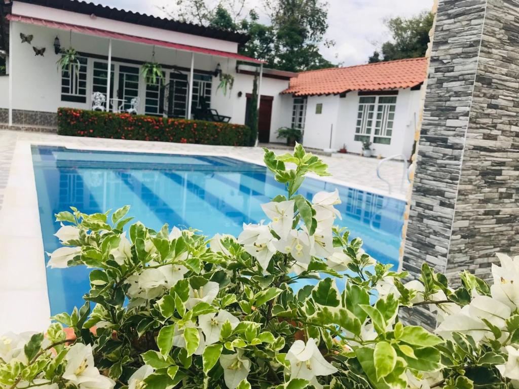 Bazén v ubytování Hermosa Casa de campo grande con aire acon,wifi,piscina,billar !villa ensueño ! nebo v jeho okolí
