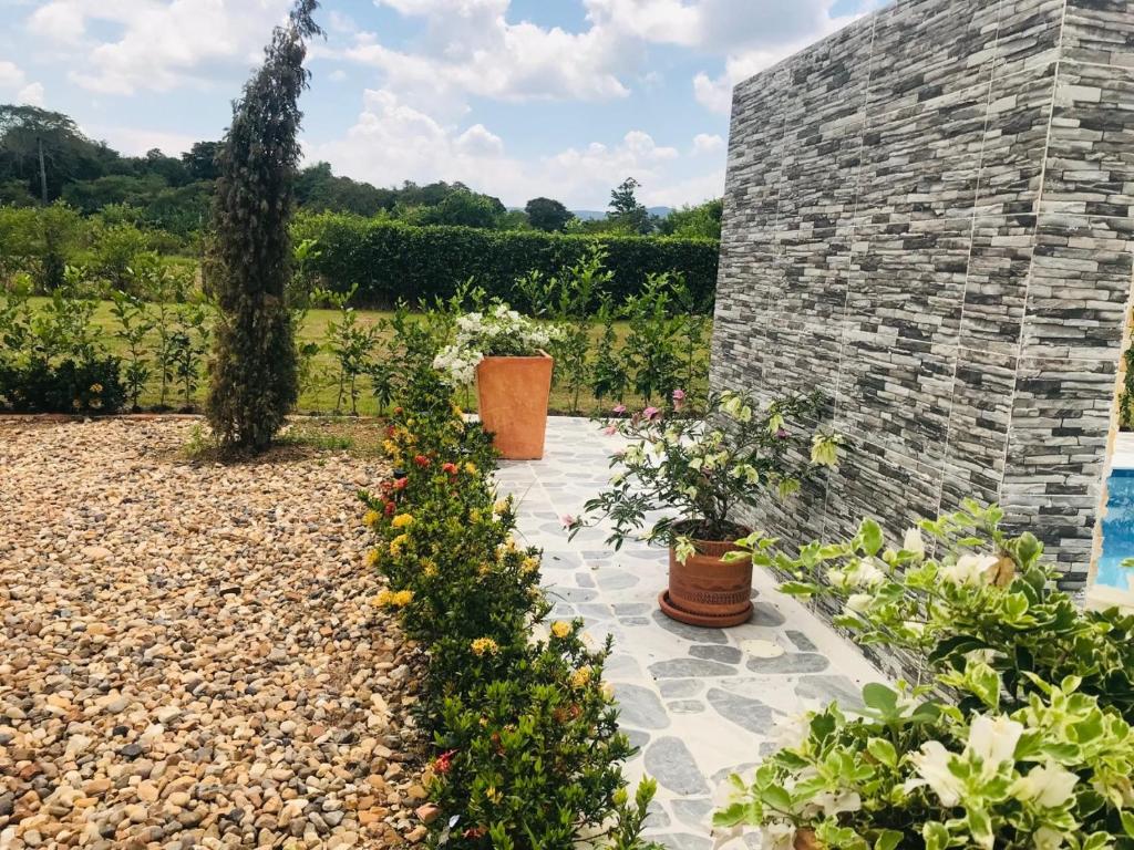 Zahrada ubytování Hermosa Casa de campo grande con aire acon,wifi,piscina,billar !villa ensueño !