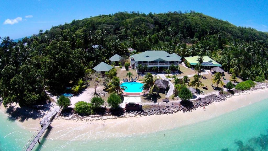 una vista aérea de un complejo en una isla en L'Habitation Cerf Island, en Isla de Cerf