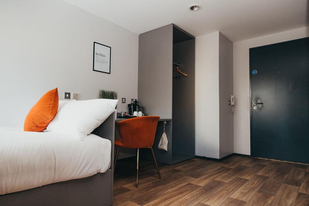 Quarter by the Warren Collection - Resim 19