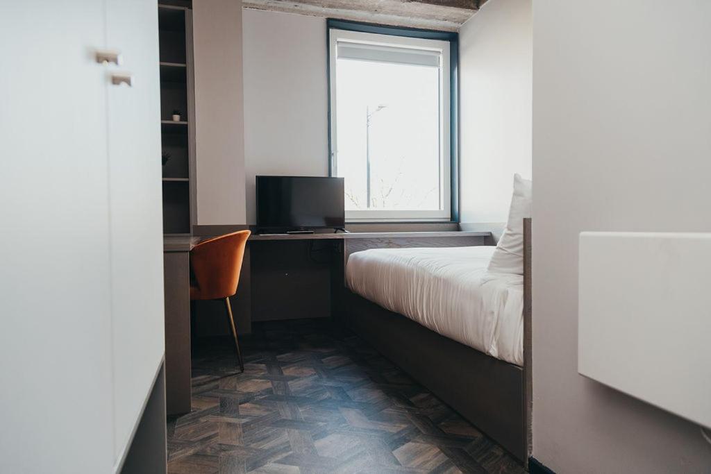 Quarter by the Warren Collection - Resim 21