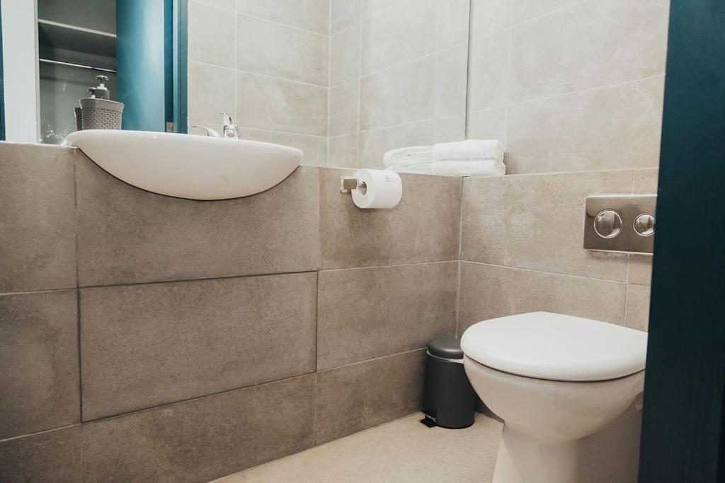 Quarter by the Warren Collection - Resim 23