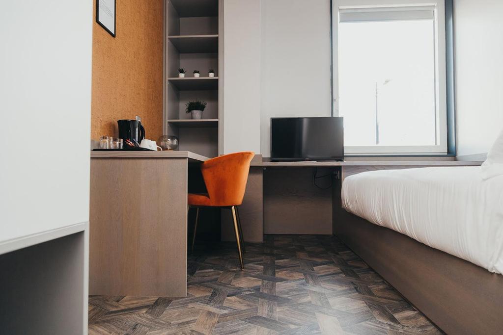 Quarter by the Warren Collection - Resim 34