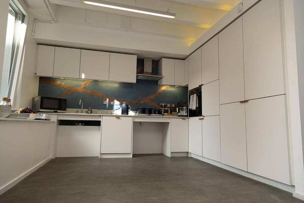 Quarter by the Warren Collection - Resim 45