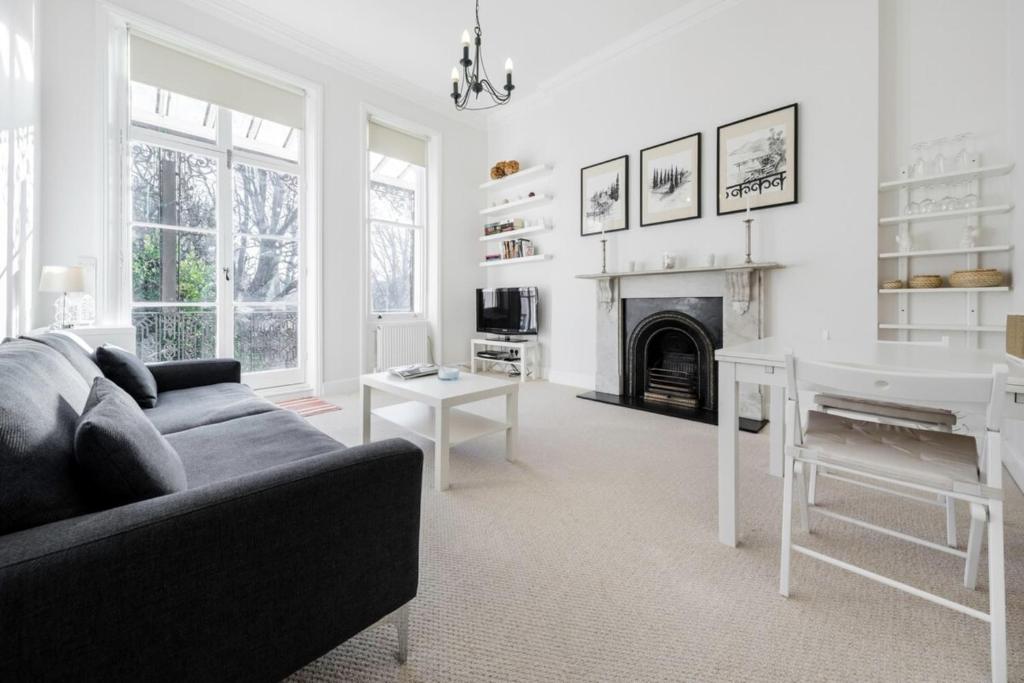 Elegant Earl's Court 2 Bedroom Flat Just 4 Minutes from Tube