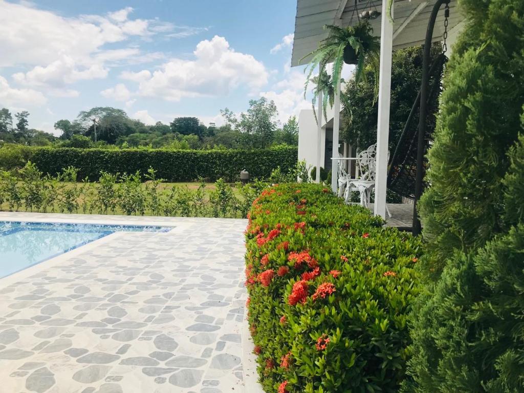 Bazén v ubytování Hermosa Casa de campo grande con aire acon,wifi,piscina,billar !villa ensueño ! nebo v jeho okolí