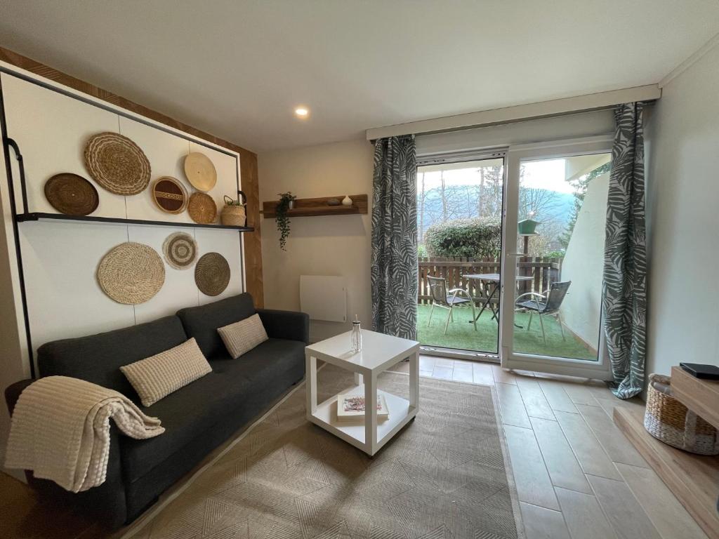 un soggiorno con divano e tavolo di Le Cottage près Obernai a Klingenthal