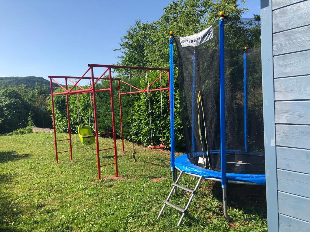 Legeomr&aring;det for b&oslash;rn p&aring; Trois g&icirc;tes ensemble dans le m&ecirc;me immeuble devant la piscine avec terrasses offrant une vue magnifique, dont une couverte au niveau de la piscine et vue sur la vall&eacute;e &agrave; l&#39;&eacute;tage