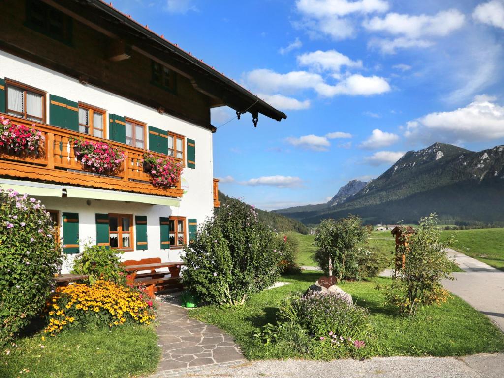 un edificio con flores a un lado. en Weissenhof - Chiemgau Karte, en Inzell