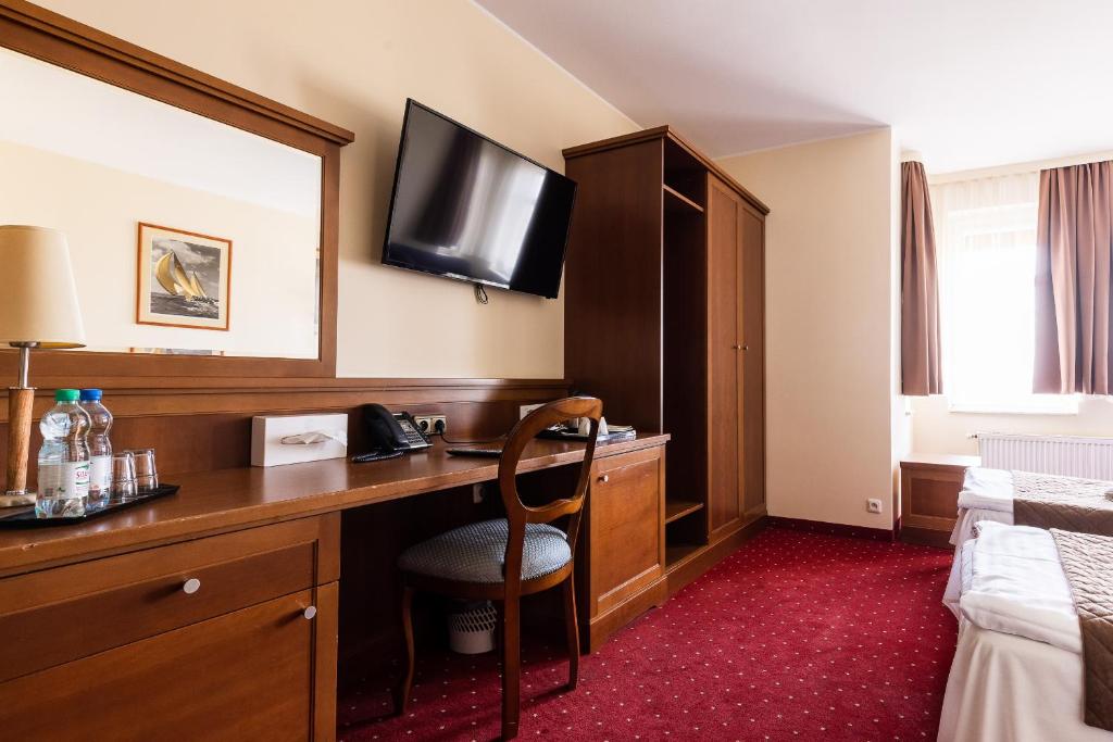 Televízia a/alebo spoločenská miestnosť v ubytovaní Hotel Diamond w Białym Dworku