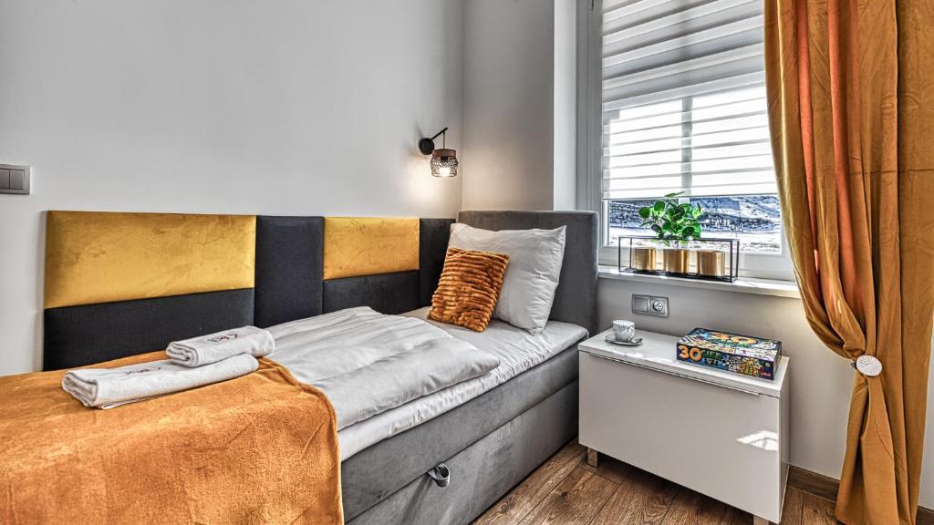 Posteľ alebo postele v izbe v ubytovaní Apartament w Starym Tartaku 2 z Sauną - 5D Apartamenty