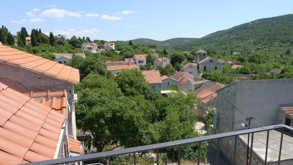Nespecifikovaný výhled na hory nebo výhled na hory při pohledu z prázdninového domu