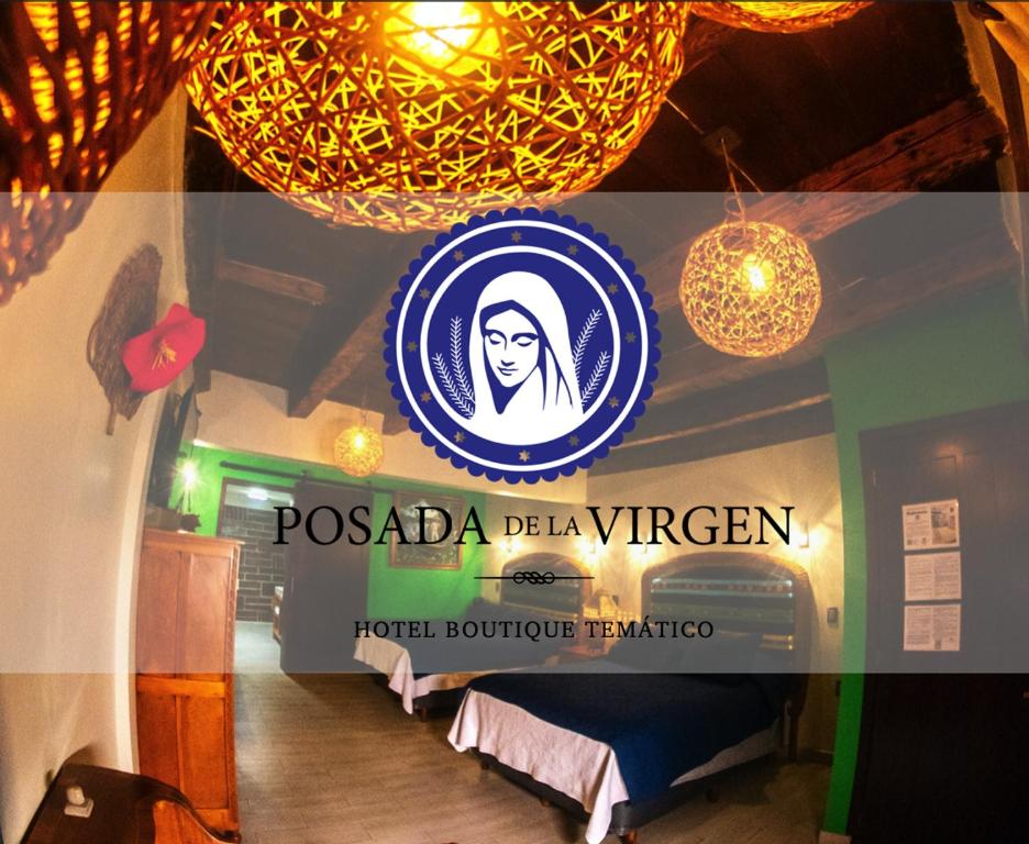 een bord op een muur met een bord voor een restaurant bij Posada de la Virgen in Tlaxcala de Xicohténcatl