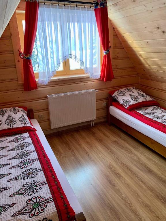 Posteľ alebo postele v izbe v ubytovaní Domek w Raju