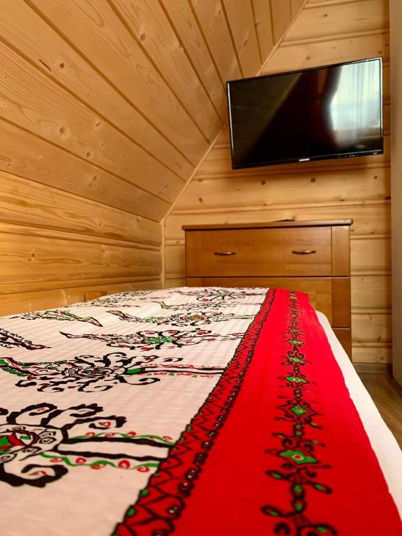 Televízia a/alebo spoločenská miestnosť v ubytovaní Domek w Raju