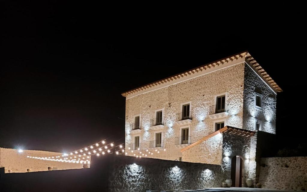 um edifício com luzes de Natal à noite em Masseria Torre Saracena em Agrigento