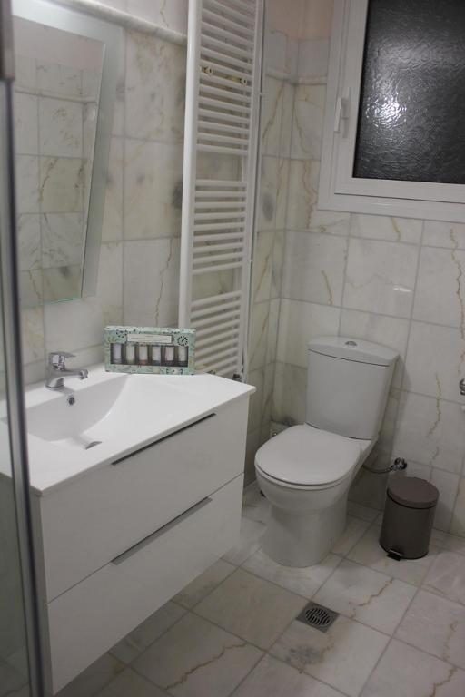 Kúpeľňa v ubytovaní Capital apartment next to Metro station with parking spot to explore Athens