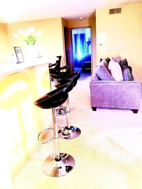Un lugar para sentarse en Easy Access 2beds,1bt luxury kingbed with pool sleeps 4