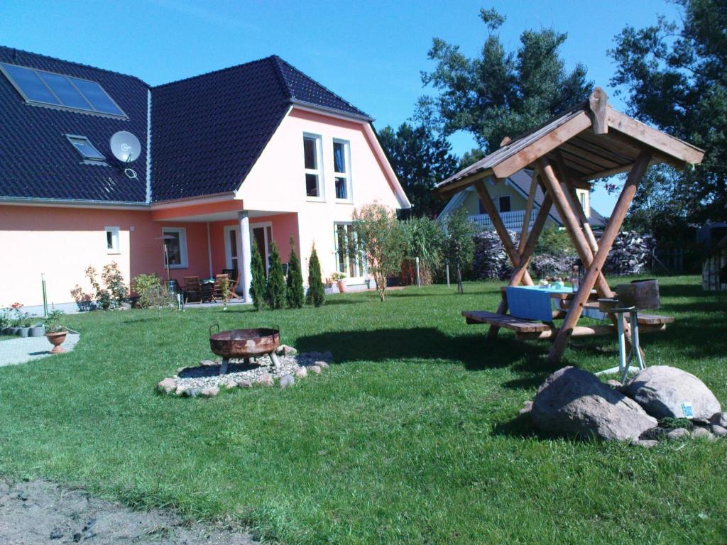 einen Hinterhof mit einem Picknicktisch und einem Spielplatz in der Unterkunft Haus Mareén in Graal-Müritz