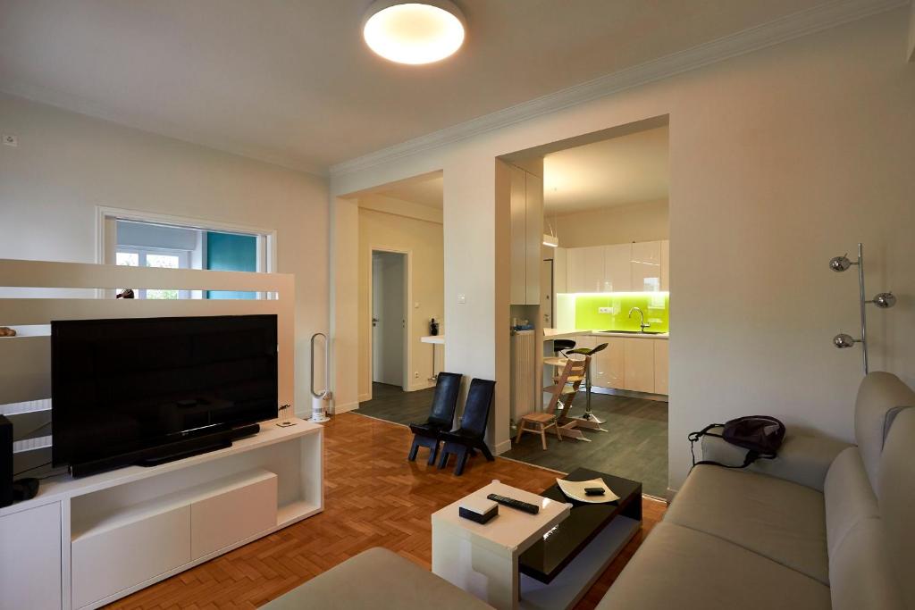 TV a/nebo společenská místnost v ubytování Fully renovated, family-friendly apartment, next to a huge green park, in Athens center
