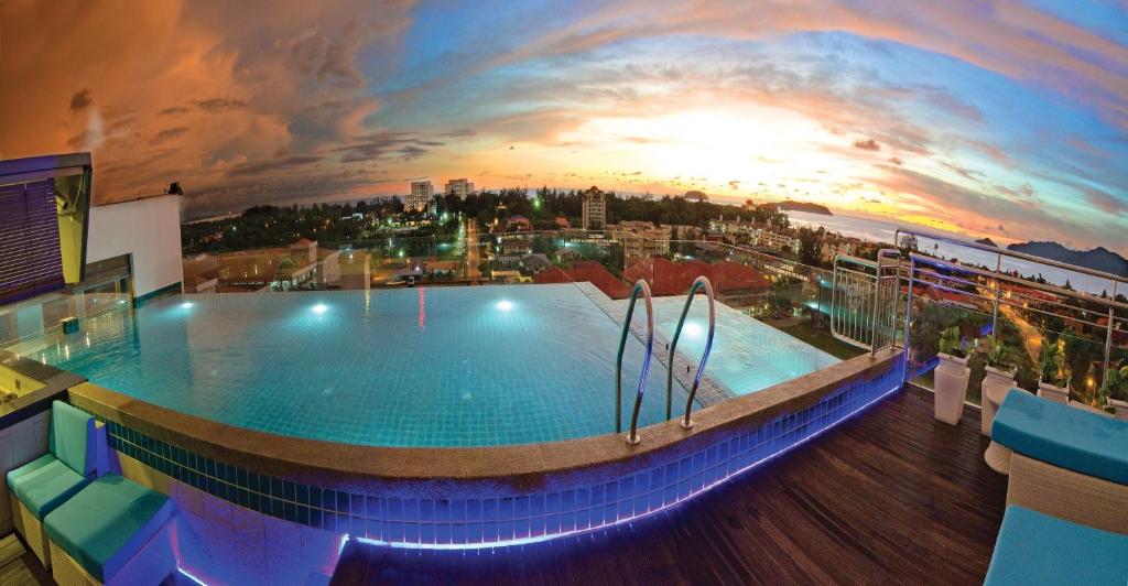 una grande piscina in cima a un edificio di C'haya Hotel a Kota Kinabalu