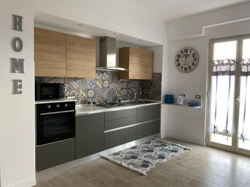 A kitchen or kitchenette at Tra mare e lago