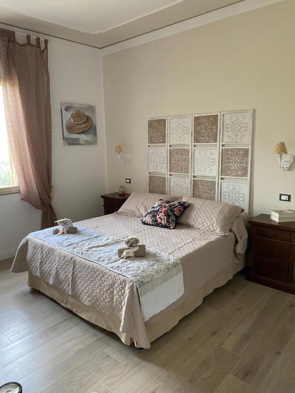 A bed or beds in a room at Tra mare e lago
