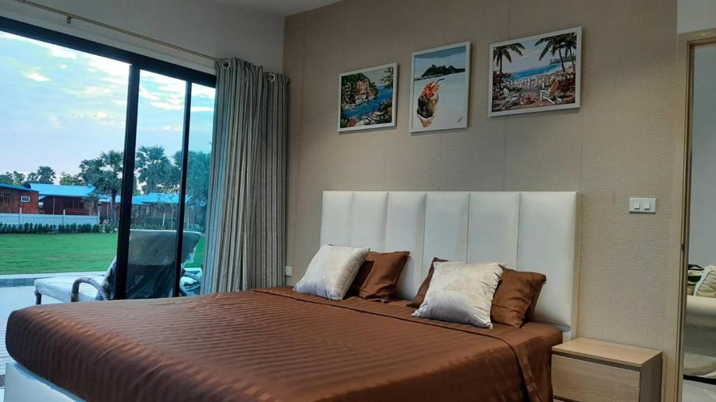 Postel nebo postele na pokoji v ubytování Lom Lay Beach Front Pool Villa Chaam, Huahin