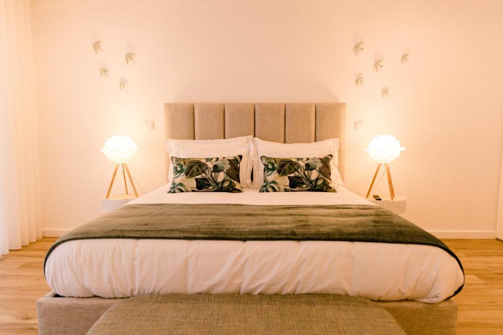 sypialnia z dużym łóżkiem z 2 lampami w obiekcie DCM LOFTS w mieście Arcozelo