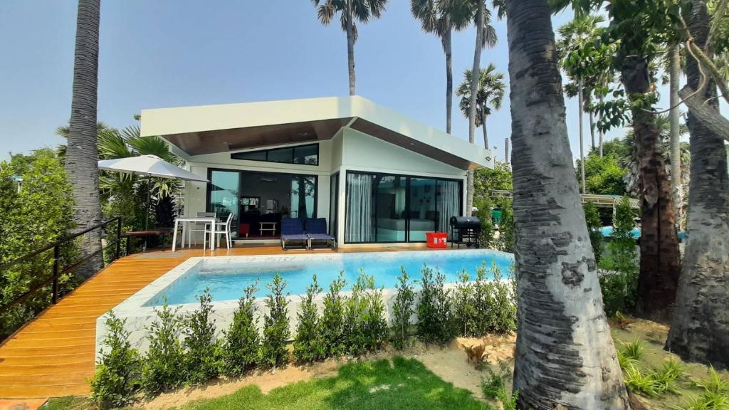 Bazén v ubytování Lom Lay Beach Front Pool Villa Chaam, Huahin nebo v jeho okolí