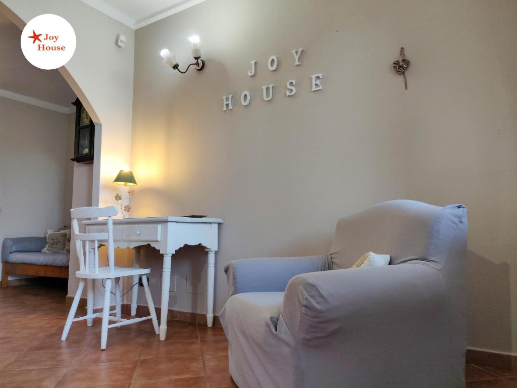 een woonkamer met een bank en een tafel bij Joy House in Porto Torres