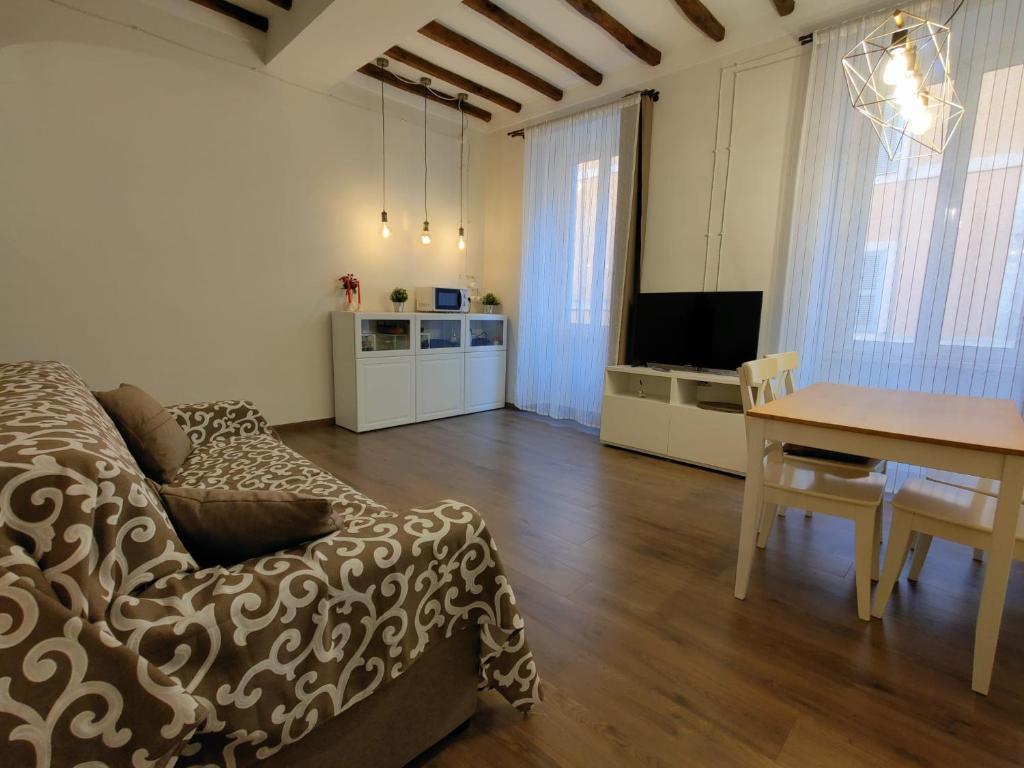 Maison Carolina في روما: غرفة معيشة مع أريكة وطاولة