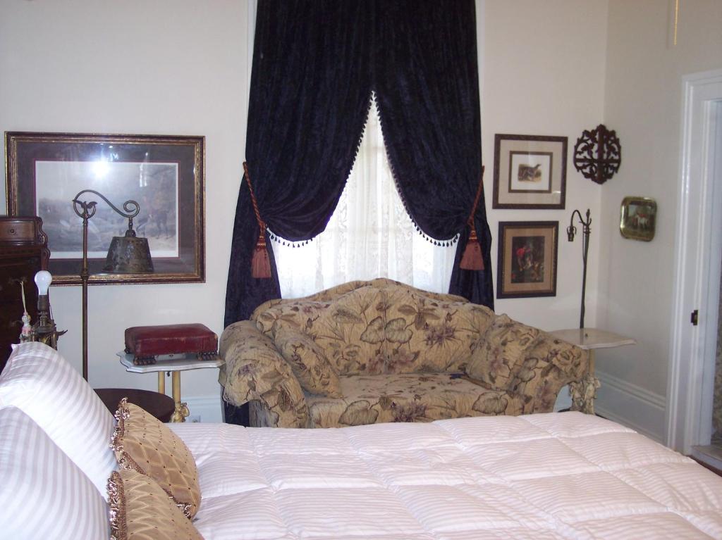 Shadowlawn Bed and Breakfast - Fleur De Lis King Suite