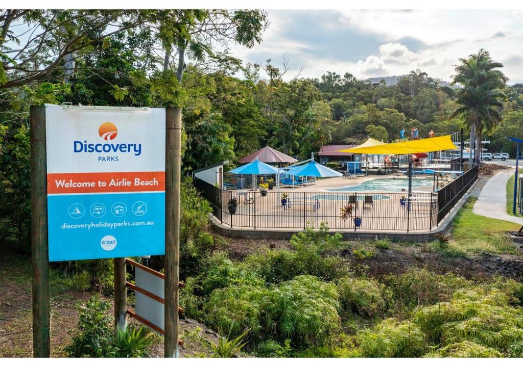 een bord voor een disneyasyasyasyasyasyasyasyasyasyasyasyasyasyasyasyasyasyasyasy resort met een zwembad bij Discovery Parks - Airlie Beach in Airlie Beach