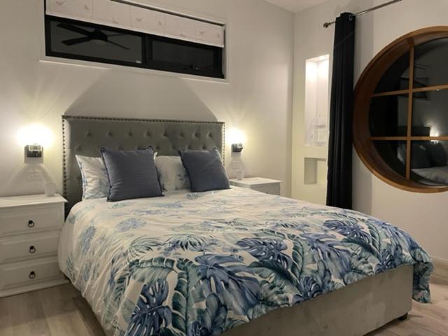 um quarto com uma cama com um edredão azul e branco em Farm Stay POPLAR Cottage at Wilindi Estate em Tyabb