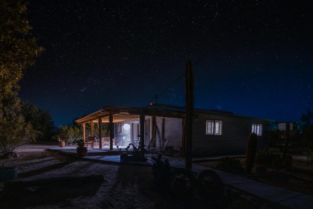 une petite cabine sous un ciel étoilé la nuit dans l'établissement Flying Point Homestead, à Twentynine Palms