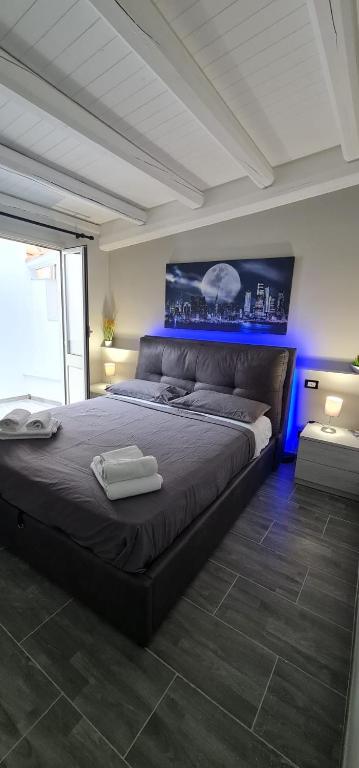 sypialnia z dużym łóżkiem z niebieskim światłem w obiekcie B&B Havana w mieście Palermo