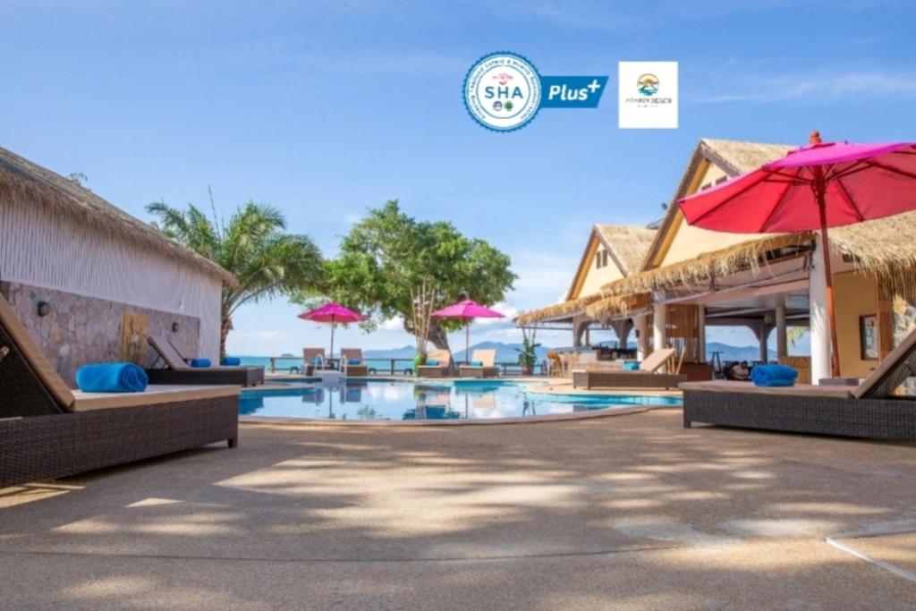 Bazén v ubytování Adarin Beach Resort nebo v jeho okolí