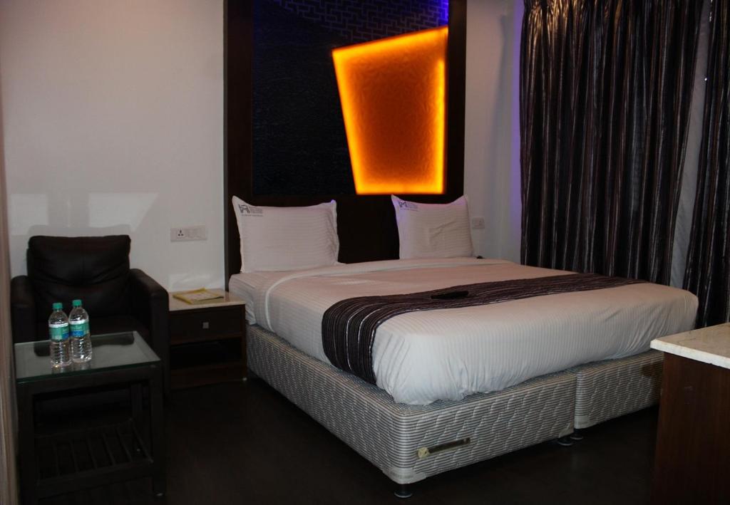Un pat sau paturi într-o cameră la Hotel M Grand
