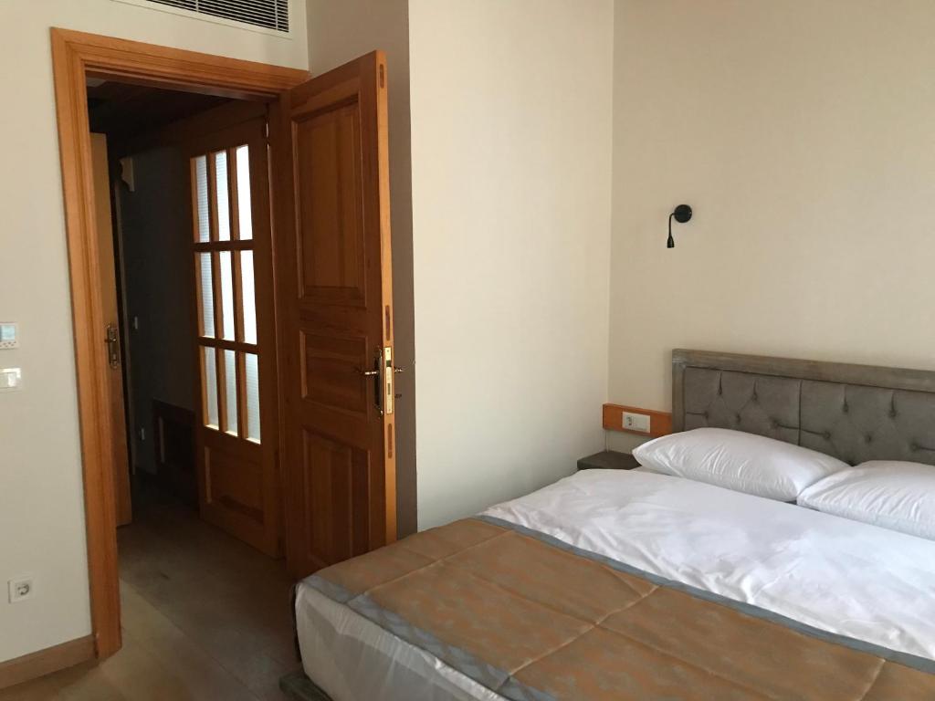 A bed or beds in a room at Green Mansion