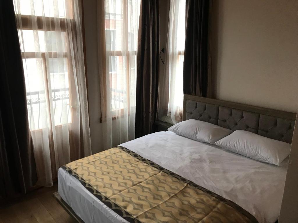 A bed or beds in a room at Green Mansion