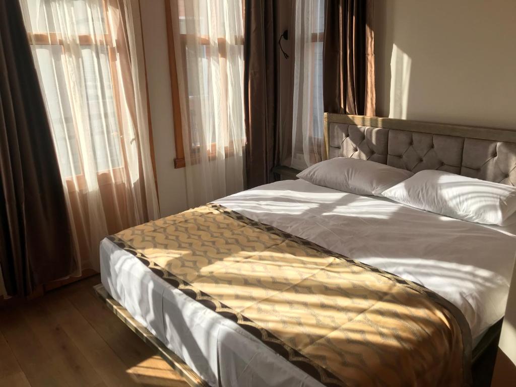 A bed or beds in a room at Green Mansion