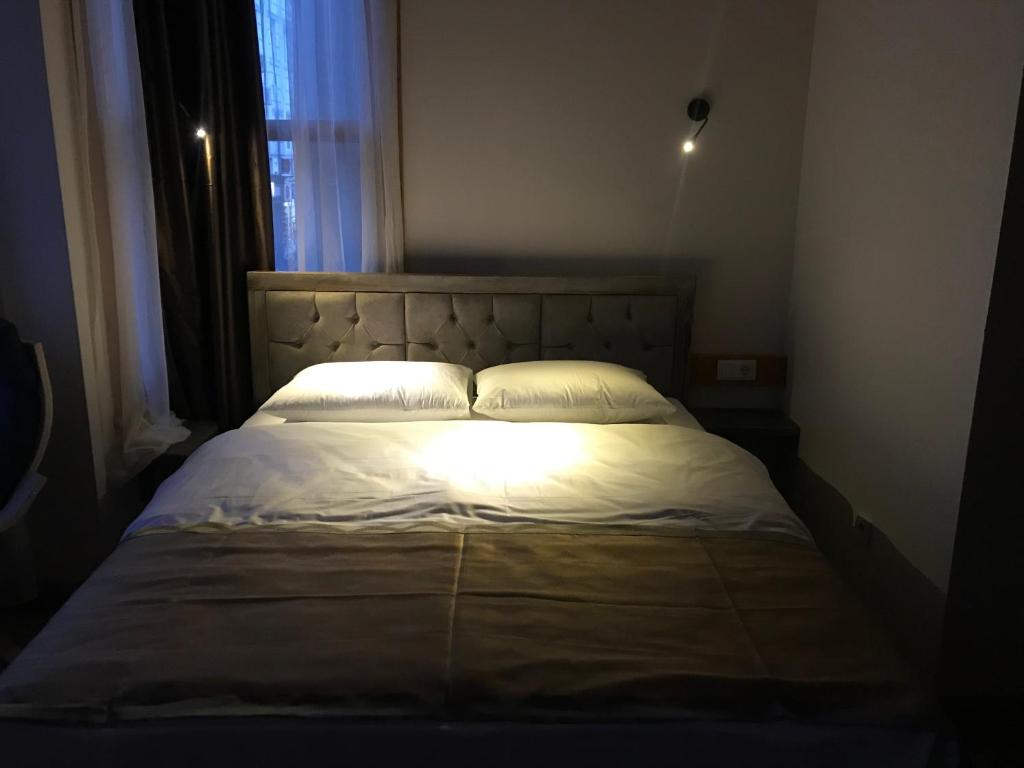 A bed or beds in a room at Green Mansion