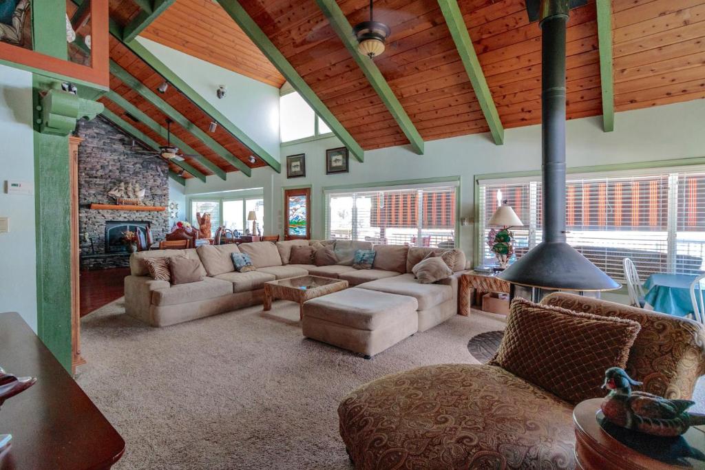 a living room with a couch and a fireplace at Knott Lakeview in Bass Lake