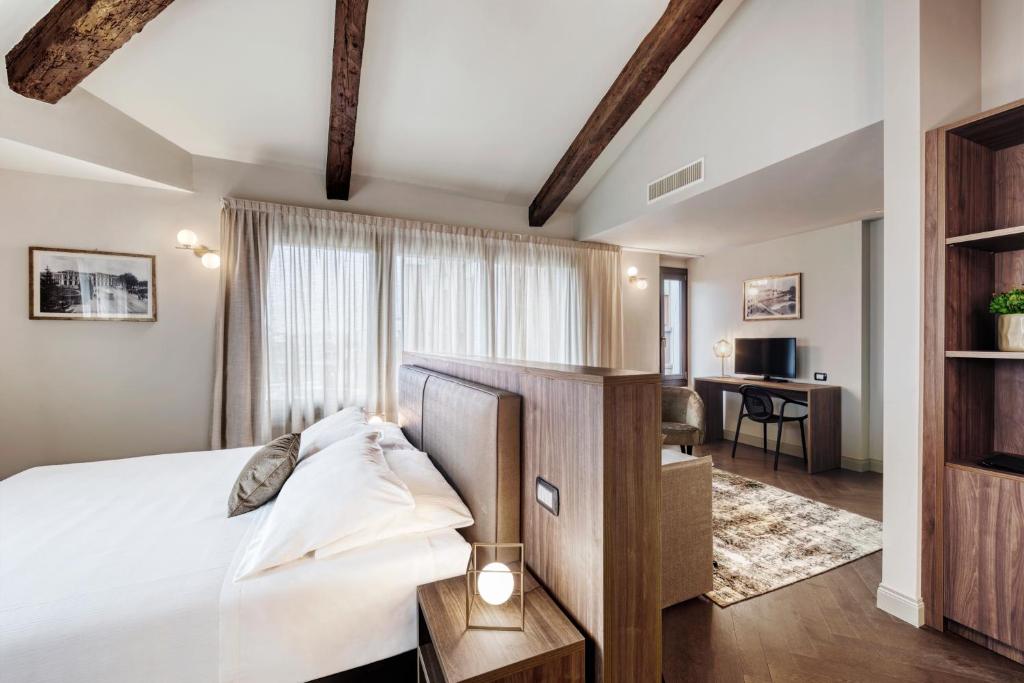 Säng eller sängar i ett rum på Porta Altinia Suites