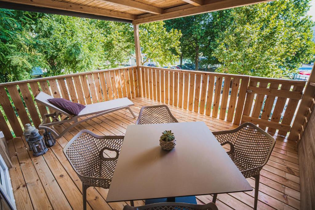 Balkón nebo terasa v ubytování Premium Mobile Tree House with Thermal Riviera Tickets
